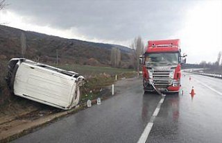 Amasya'da minibüs ile tır çarpıştı: 3 yaralı