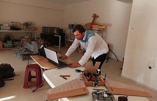 Çocukluk hayalini, kurduğu atölyede gerçekleştiriyor