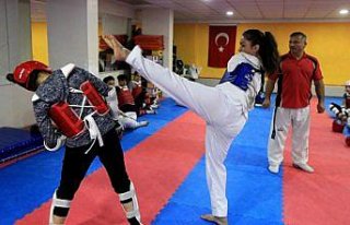 Doğuştan kolları olmayan Nisanur'un hedefi 