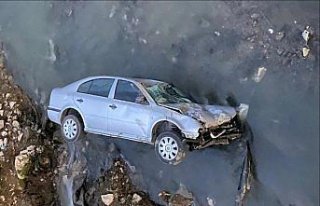Düzce'de dere yatağına devrilen otomobildeki 3...