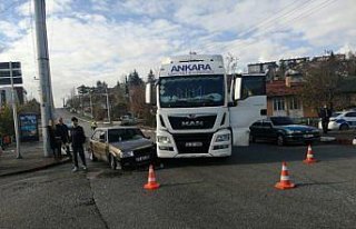 Karabük'te tır ile otomobil çarpıştı: 2 yaralı