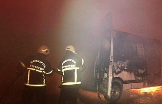 Merzifon'da park halindeki minibüs yandı