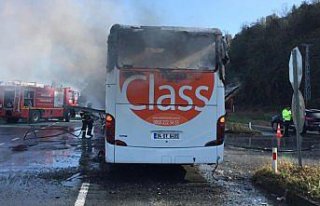 Rize'de seyir halindeki yolcu otobüsü yandı