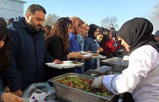 Sinop Üniversitesi Hamsi Şenliği'nde öğrencilere...
