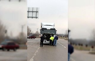 Tırla çarpışan otomobildeki 3 kişi yaralandı