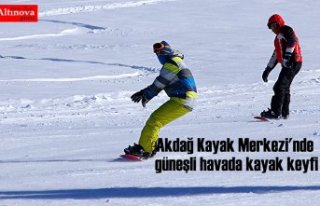 Akdağ Kayak Merkezi'nde güneşli havada kayak...