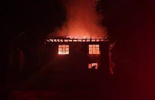 Düzce'de ahşap ev yandı