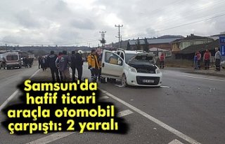 Samsun'da hafif ticari araçla otomobil çarpıştı:...
