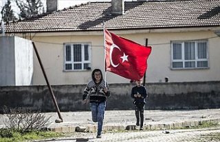Hatay Reyhanlı'da sınır mahallesi bayraklarla...