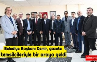 Büyükşehir Belediye Başkanı Demir, gazete temsilcileriyle...