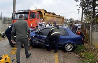 Düzce'de kamyonla çarpışan otomobilde sıkışan...