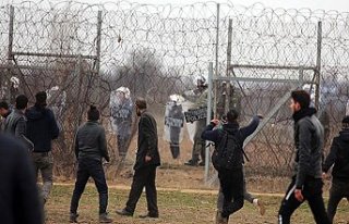 Yunan güvenlik güçleri düzensiz göçmenlere ateş...