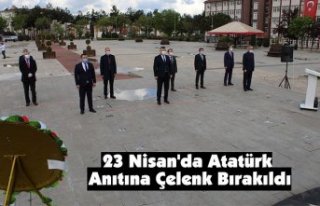 23 Nisan'da Atatürk Anıtına Çelenk Bırakıldı