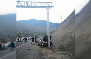 Artvin'de kamyonet direğe çarptı: 1 ölü 1 yaralı