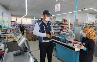 Bayburt'ta marketlere maske dağıtıldı