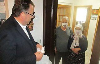 Giresun'da işitme engellilere maskeleri dağıtılıyor