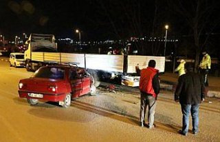 Karabük'te otomobil park halindeki tıra çarptı:...