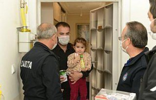 Kumbarasındaki 2,5 lirayla çikolata almak isteyen...