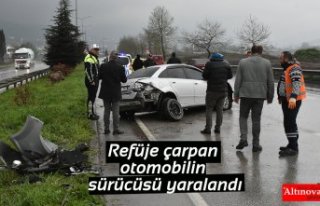 Refüje çarpan otomobilin sürücüsü yaralandı