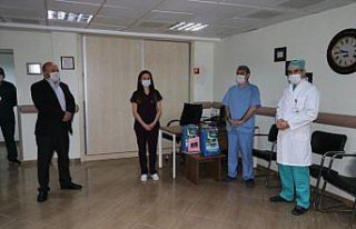 Rize'de 2 hemşire koronavirüsü yenerek alkışlarla...