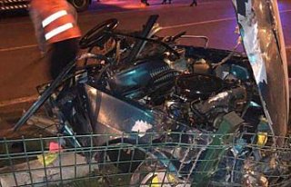 Samsun'da refüje çarpan otomobil ikiye bölündü:...