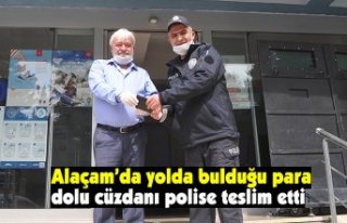 Yolda bulduğu para dolu cüzdanı polise teslim etti