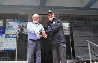 Yolda bulduğu para dolu cüzdanı polise teslim etti