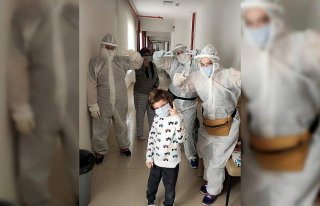 Yurtlarda kalan vatandaşlar gösterilen ilgiye çektikleri...