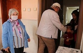 Babaanne ve dededen torunlarına bayram ziyareti