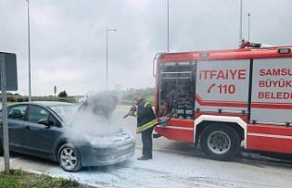 Bafra ilçesinde seyir halindeyken alev alan otomobil...