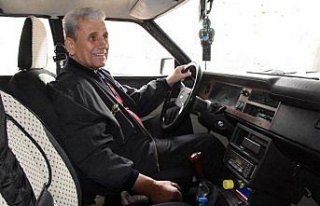 Garajında tuttuğu otomobiline 40 yıldır gözü...