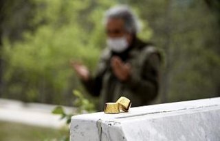 Kastamonu'da yerel gazeteci şehit mezarlarına bayram...