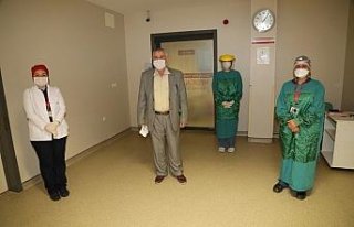 Kovid-19 tedavisi gördüğü hastaneden şiir okuyup...