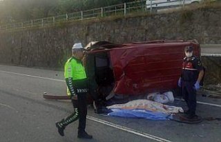 Trabzon'da panelvan yolcu durağına çarptı: 1 ölü,...