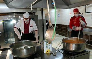 Yurt görevlileri karantinadaki vatandaşlara hizmet...