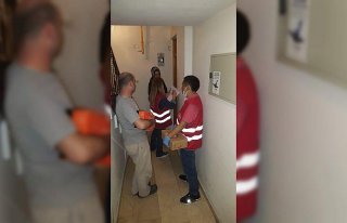 Yüzlerce çocuğa bayramlık ayakkabı ulaştırıyorlar