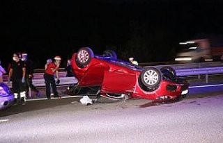 Bariyerlere ve önündeki araca çarpan otomobil takla...