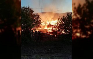 Kastamonu'da iki katlı ahşap ev yandı