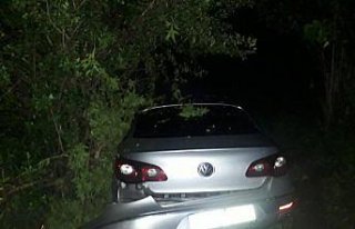 Lastiğe çarparak yoldan çıkan otomobildeki 7 kişi...