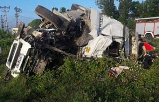 Zonguldak'ta beton mikseriyle hafif ticari araç çapıştı:...