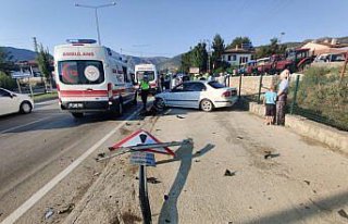 Amasya'da kontrolden çıkan otomobil duvara çarptı:...