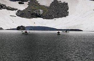 Giresun'da 2 bin 750 rakımlı buzul gölünde kano...