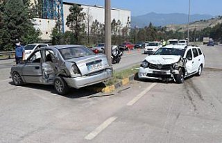 Karabük'te iki otomobil çarpıştı: 2'si çocuk...