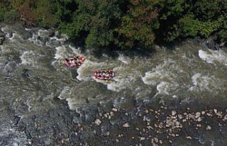 Melen Çayı'nda raftingcilerden sosyal mesafeli horon