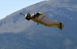 Sarp kayalıkların üstünden kuş gibi süzüldü