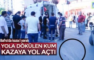 YOLA DÖKÜLEN KUM KAZAYA YOL AÇTI
