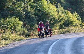 Elmalı ailesi, 5 yaşındaki kızlarıyla 5 bin kilometre...