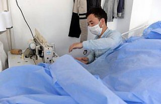 Sağlık çalışanları için üretilen tulum ve...