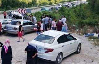 Sinop'ta otomobil park halindeki iki araca çarptı:...