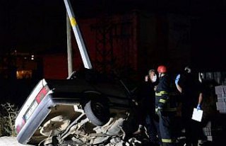 Tokat'ta ikiye bölünen otomobilin sürücüsü öldü